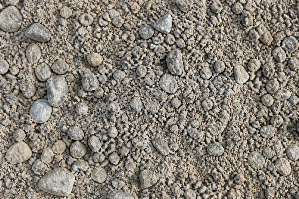 Gros plan sur un mélange de graviers, de sable et de petites pierres pour la fabrication de béton.
