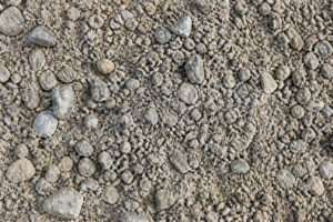 Gros plan sur un mélange de graviers, de sable et de petites pierres pour la fabrication de béton.